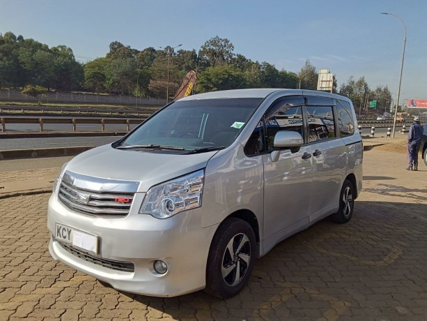 toyota-noah-big-0