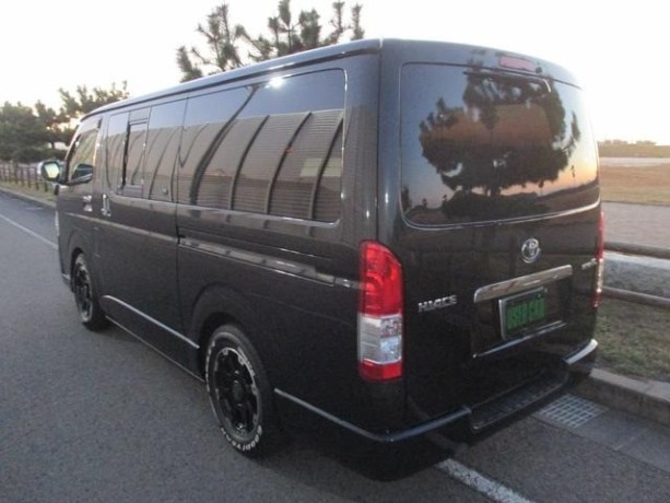 toyota-hiace-big-2