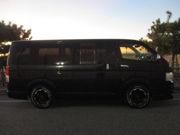 toyota-hiace-big-1