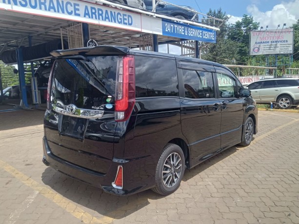 toyota-alphard-big-3