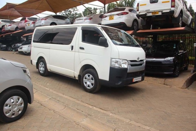 toyota-hiace-big-4