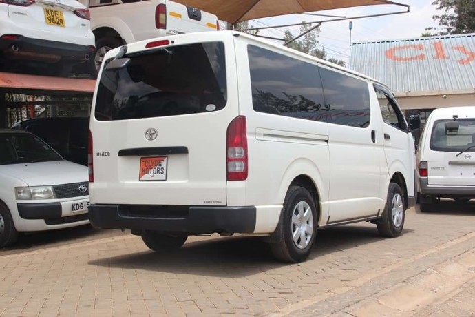 toyota-hiace-big-0