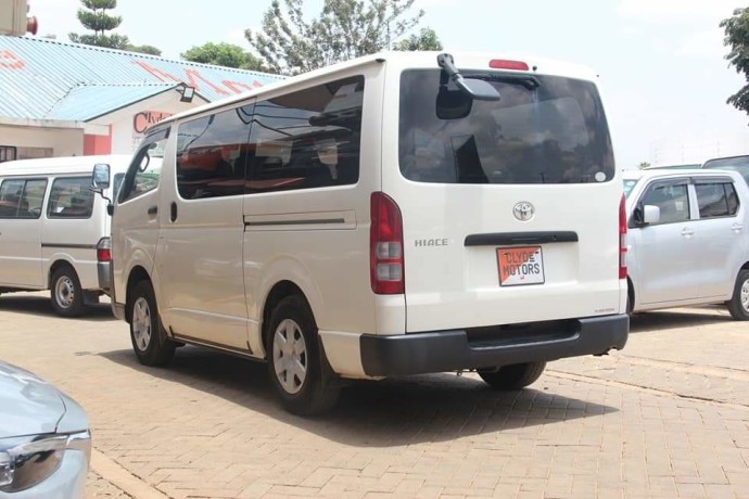 toyota-hiace-big-1