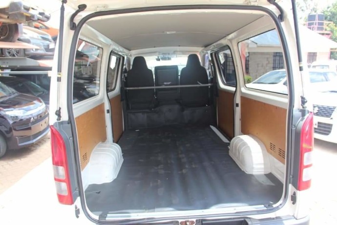 toyota-hiace-big-2