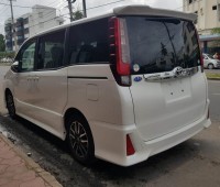 toyota-noah-small-4