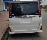 toyota-noah-small-3