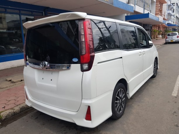 toyota-noah-big-1