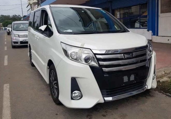 toyota-noah-big-0