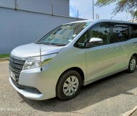 toyota-voxy-small-3