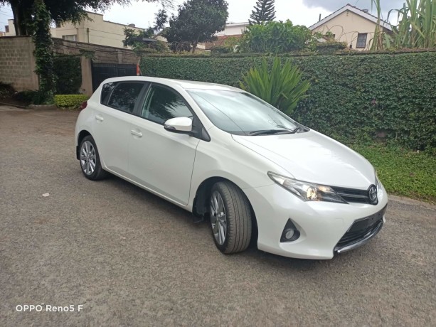 toyota-auris-big-0