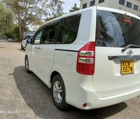 toyota-noah-small-2