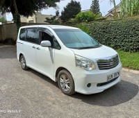 toyota-noah-small-0