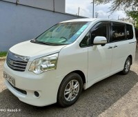 toyota-noah-small-1