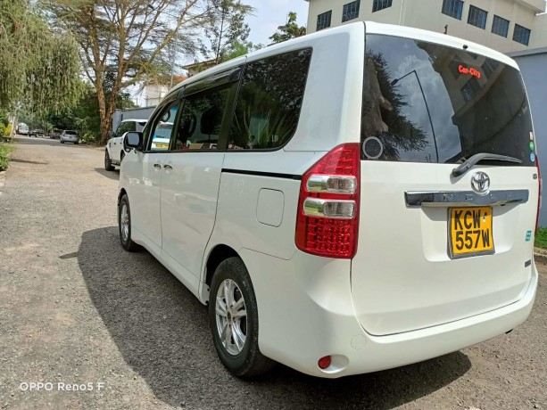 toyota-noah-big-2