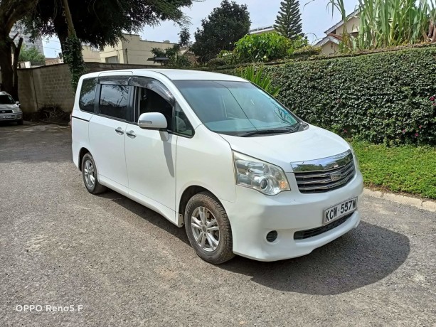 toyota-noah-big-0