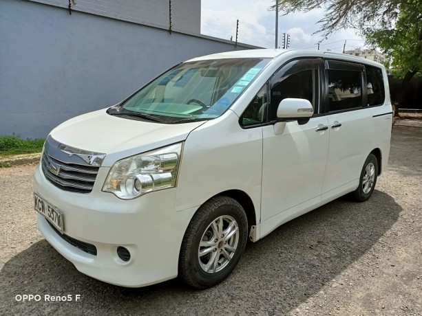 toyota-noah-big-1