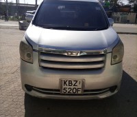 toyota-noah-small-0