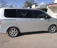 toyota-noah-small-4