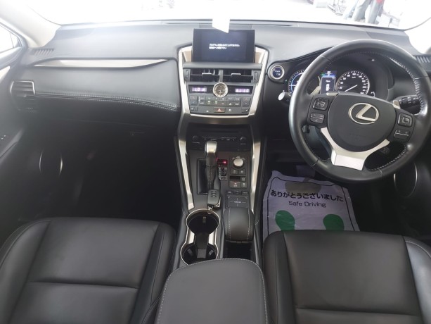 lexus-nx300h-big-3