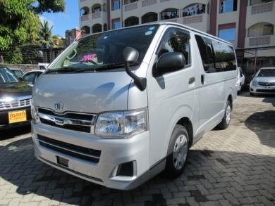 toyota-hiace-big-1