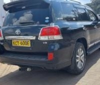 toyota-landcruiser-v8-small-2