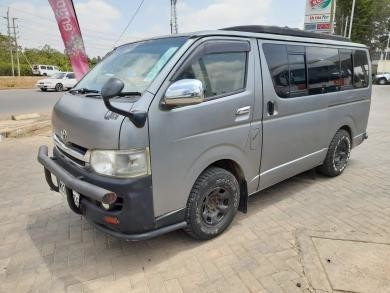 toyota-hiace-big-0