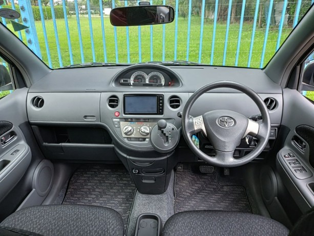 toyota-sienta-2014-gray-for-sale-big-4