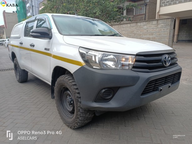 toyota-hilux-doublecabin-big-0