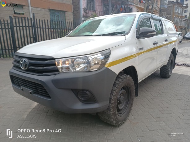 toyota-hilux-doublecabin-big-1