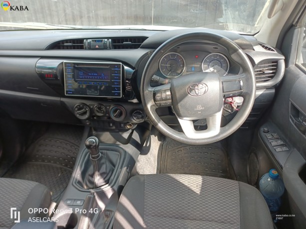toyota-hilux-doublecabin-big-5