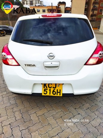 nissan-tiida-hatchback-pearl-white-big-5