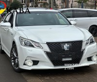 toyota-crown-athelet-hybride-with-sunroof-small-0