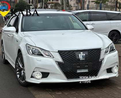 TOYOTA CROWN ATHELET HYBRIDE WITH SUNROOF