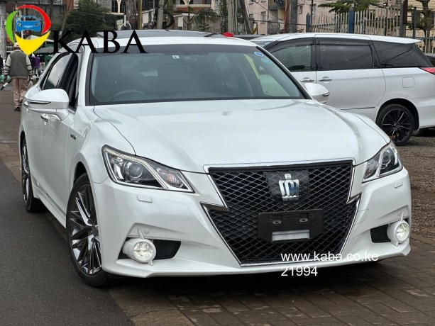 toyota-crown-athelet-hybride-with-sunroof-big-0