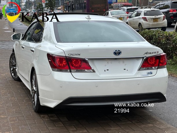 toyota-crown-athelet-hybride-with-sunroof-big-2