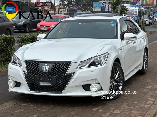 toyota-crown-athelet-hybride-with-sunroof-big-1