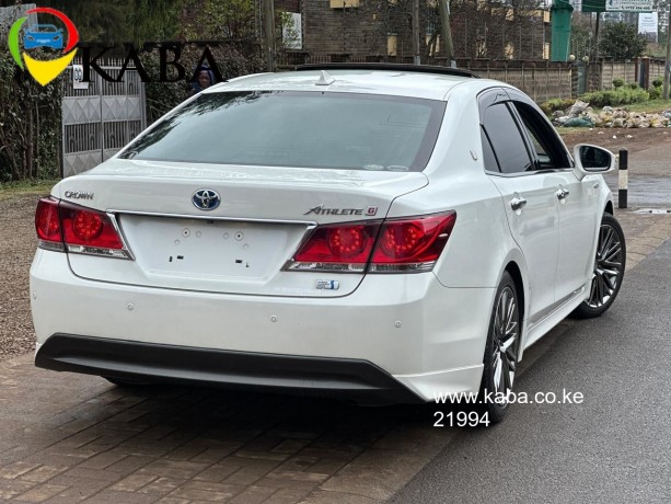 toyota-crown-athelet-hybride-with-sunroof-big-3