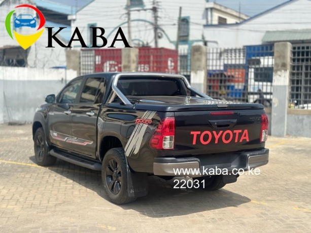 toyota-hilux-double-cabin-big-3