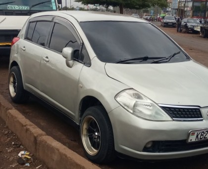 Nissan tiida hatchback