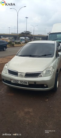 nissan-tiida-hatchback-big-9