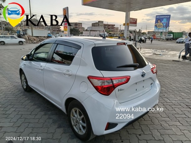 toyota-vitz-hybrid-big-0