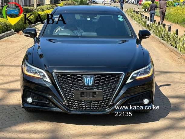 2018-toyota-crown-hybrid-big-4