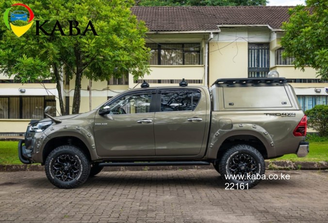 2021-toyota-hilux-big-8