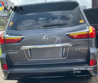 2017-lexus-lx-570-small-7