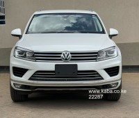 2017-volkswagen-touareg-small-8