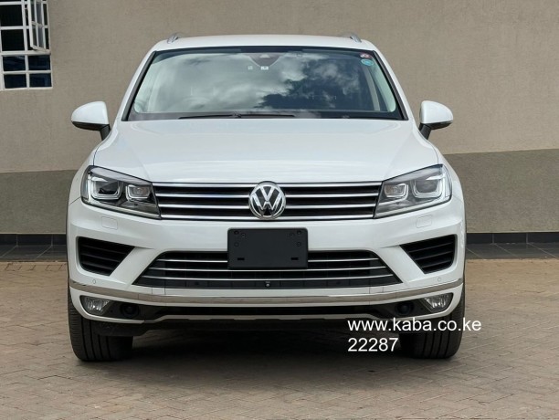 2017-volkswagen-touareg-big-8