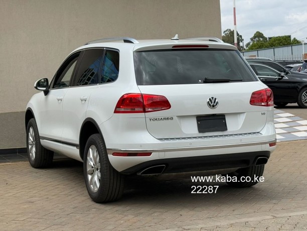 2017-volkswagen-touareg-big-4