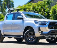 2020-toyota-hilux-small-0