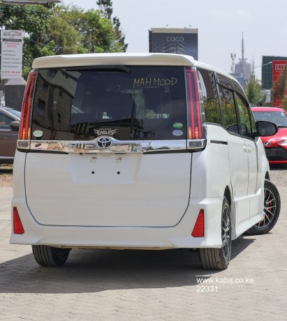 2017-toyota-noah-big-0