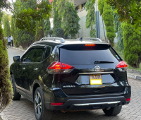 nissan-x-trail-2018-black-small-1